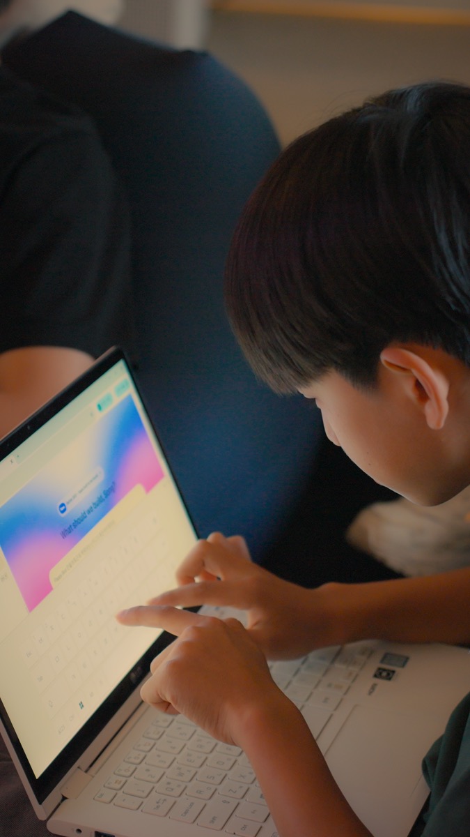 화면을 보며 자신의 첫 제품을 만드는 BuildKidz 학생