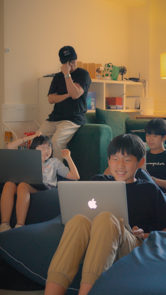자신이 만든 결과물을 사람들 앞에서 선보이는 BuildKidz 학생